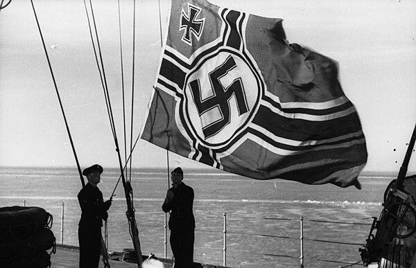 Bundesarchiv_Bild_101II-MN-1009-39,_Dänemark,_Reichskriegsflagge.jpg