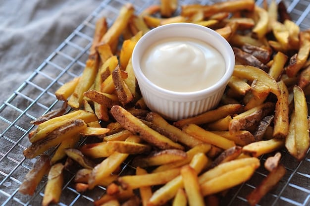 french-fries-mayonnaise_144627-32464-2249531768.jpg