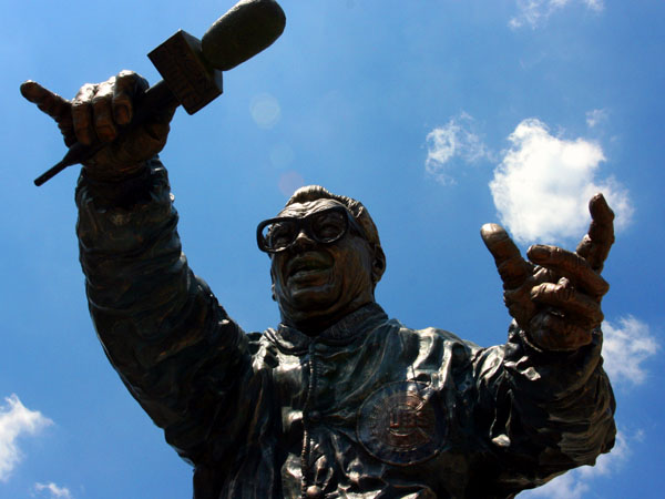 harry_caray_statue.jpg