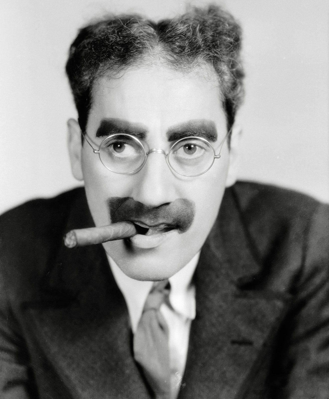 American-actor-Groucho-Marx-circa-1933.jpg