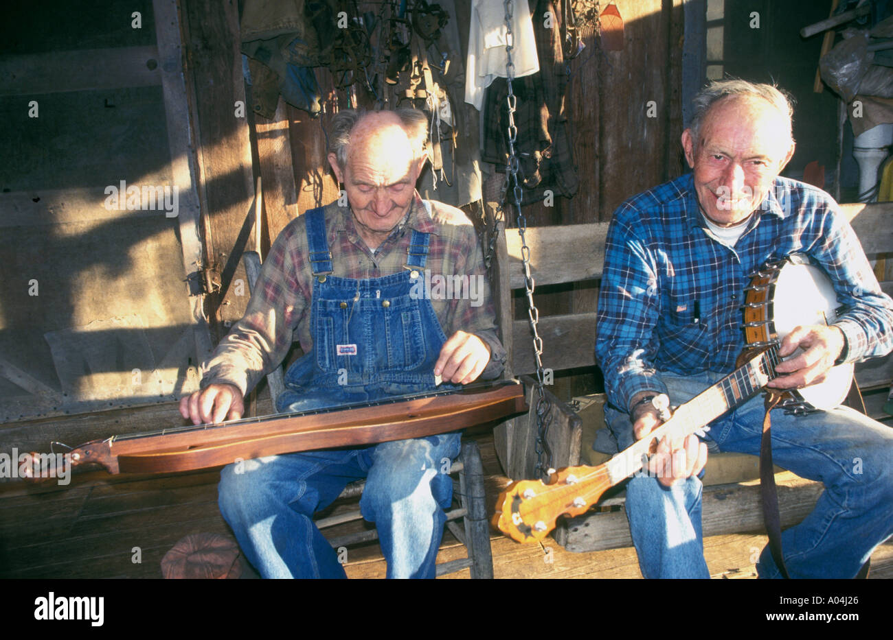 hillbillies-playing-banjo-and-dulcimer-arkansas-A04J26.jpg