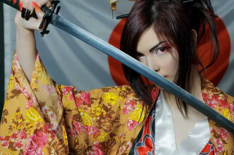 Cute-asian-girl-with-katana.jpeg