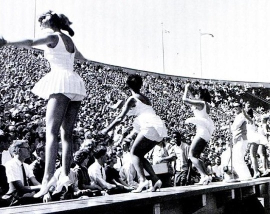 texas-cal-cheerleaders-1961.jpg