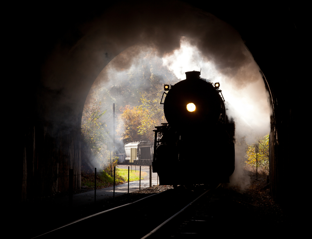 oncoming_train_shutterstock_87110158.jpg