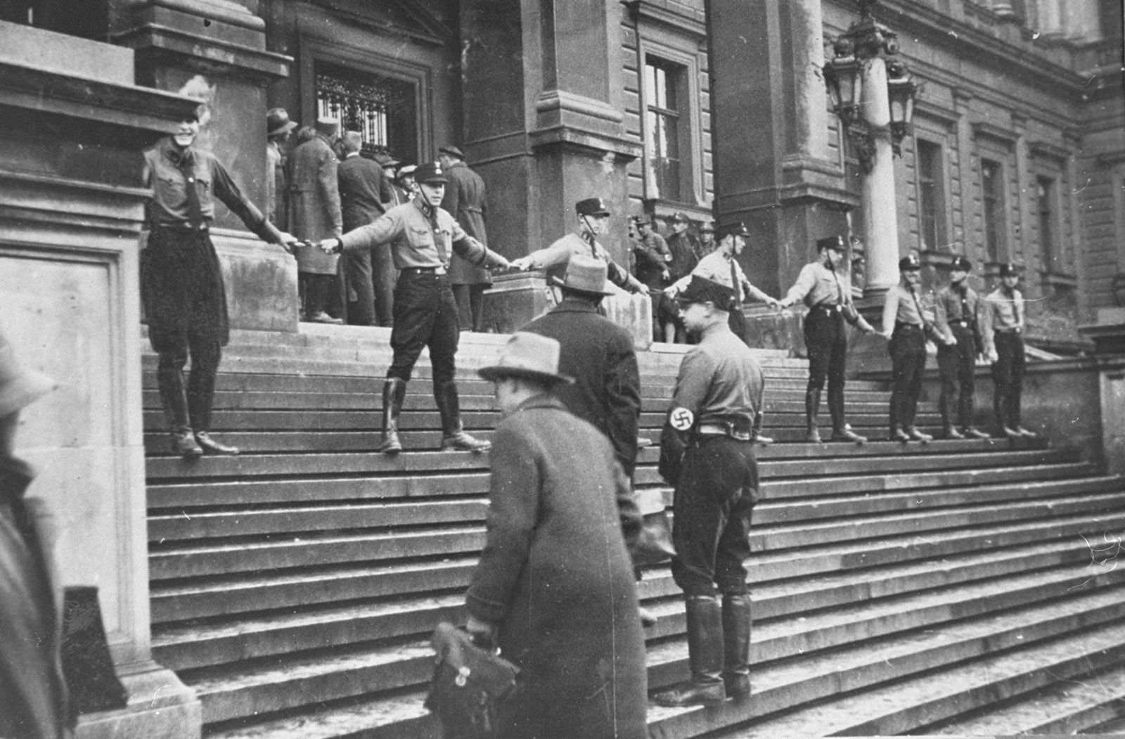 troops-SA-hands-Jews-University-of-Vienna.jpg