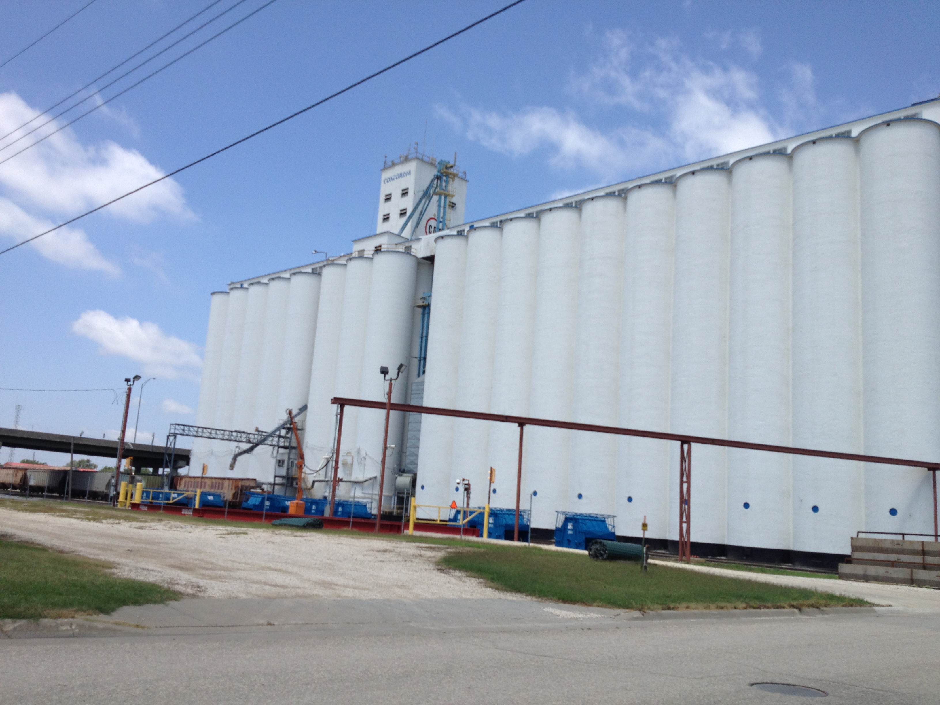 CO-OP_grain_elevator_%28Concordia%2C_Kansas%29.JPG