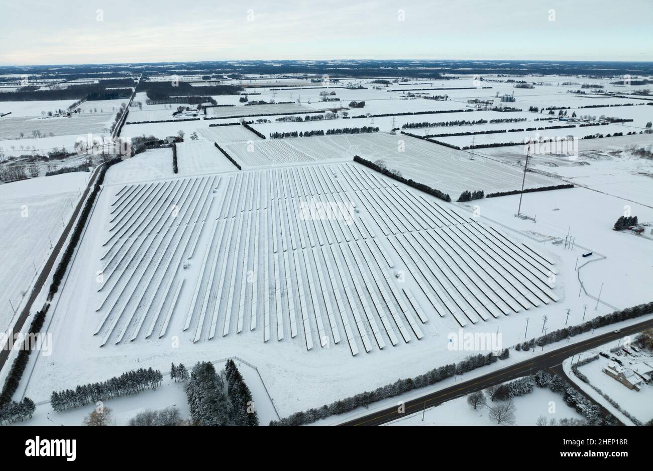 snow-covered-solar-panels-on-a-solar-farm-are-seen-on-the-morning-of-a-winters-day-in-the-rural-canadian-community-2HEP18R.jpg