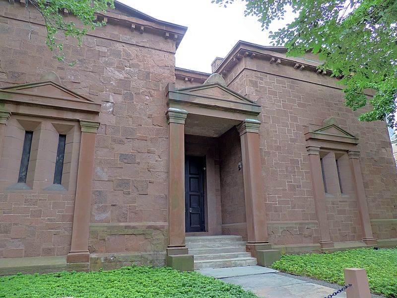 800px-Skull_and_Bones_tomb_Yale_1759.jpg